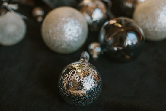 Greznas stikla eglītes bumbas ar sudraba gliteru pildījumu un personalizāciju