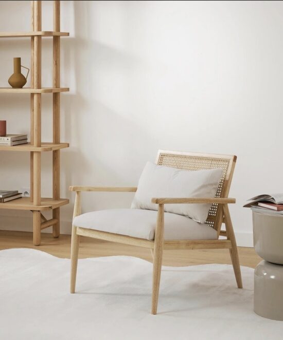 Koka atpūtas krēsls ar pītu atzveltni. 