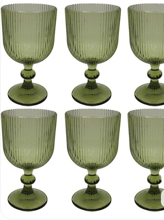 Zaļas ūdens glāzes