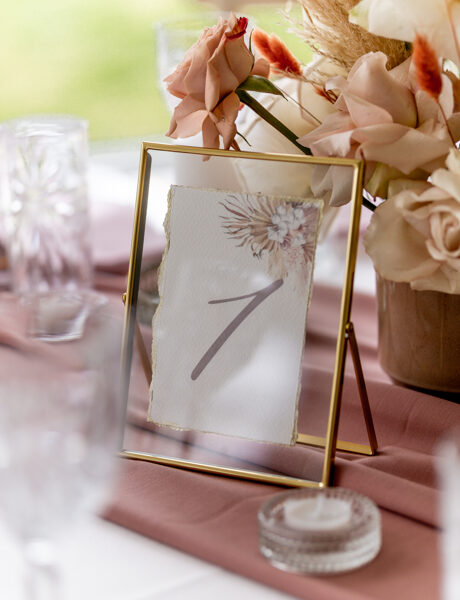 Boho stila - bēšs ar vecrozā galda numuri (noma)