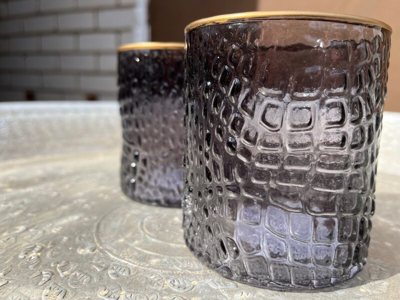 Pelēki ar zelta maliņu svečturi tējassvecēm (noma)