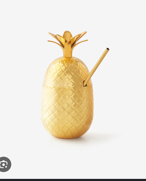Zelta ananāss kokteiļu hlāze ar salmiņu