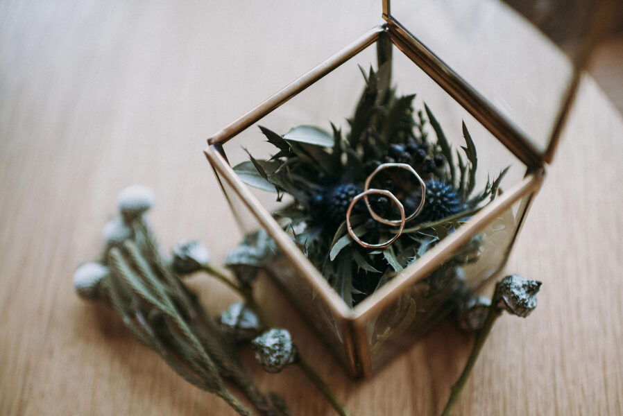 Neliela gredzenu kastīte, zelts un stikls (noma)