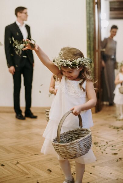 Dažāda izmēra pīti grozi ar rokturiem (noma)