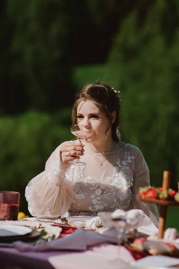 kāzu pikniks ar dzērieniem